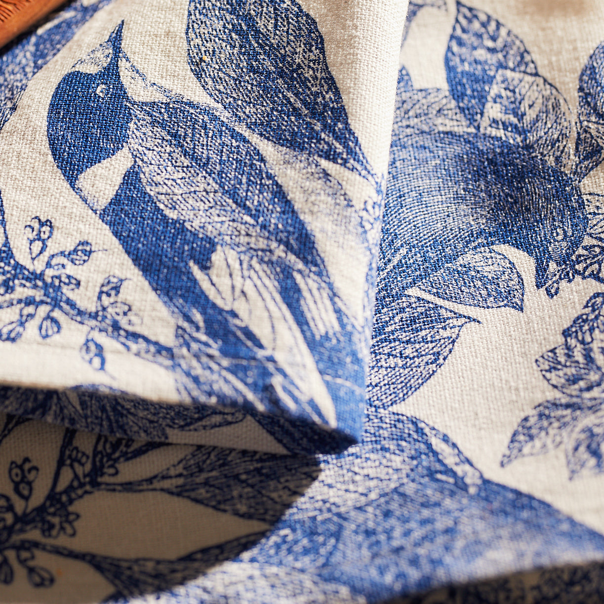 Part of the Caskata Blue Branches Luncheon Bundle, this set includes four white plates with blue scalloped edges and cloth napkins featuring bird and branch prints. It also comes with four small plates adorned with a charming blue leaf design, perfect for refreshing your spring table.